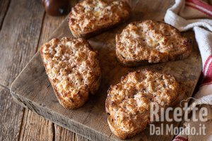 Crostoni con salsiccia e stracchino. Ricetta Toscana salva cena in 5 minuti!