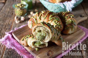 Ricetta Cornetti al pistacchio. La ricetta facile per farli in casa morbidissimi e sfogliati!