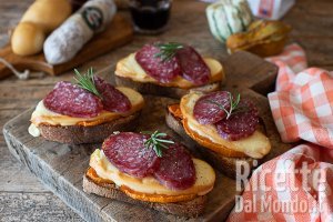 Ricetta Crostoni con zucca, scamorza e salame cacciatore