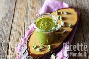 Crema al pistacchio dolce spalmabile, anche per torte farcite!