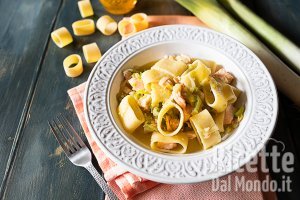 Calamarata con porri e salmone. La ricetta raffinata per un primo piatto gustoso!