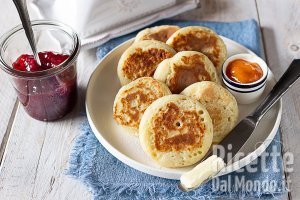 Ricetta Crumpets. Le morbide focaccine inglesi per farciture dolci o salate!