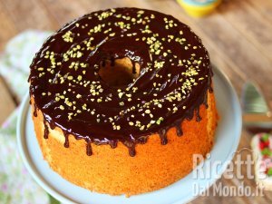 Ricetta Chiffon cake al pistacchio con glassa al cioccolato. Ricetta facile e veloce!