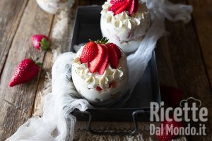 Ricetta Coppe con crema al mascarpone e fragole. Il dessert pratico e veloce!