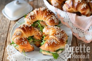 Ricetta Cornetti di pasta brioche con salmone: perfetti per un buffet in compagnia!