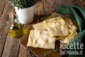 Focaccia di Recco, la tradizionale focaccia ligure sottile e morbida