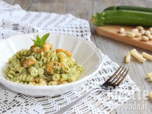 Ricetta Fusilli con pesto di zucchine e gamberetti