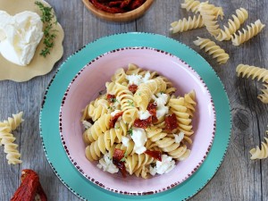Fusilli con Pomodori secchi e Burrata