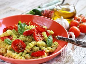 Ricetta Fusilli con pesto di zucchine e pomodorini confit