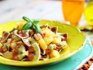 Ricetta Farfalle tricolore con patate e pancetta alla birra