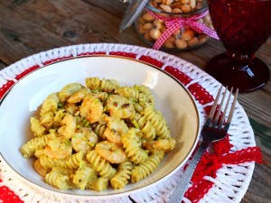 Ricetta Fusilli con pesto di pistacchi e gamberi
