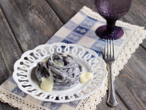 Ricetta Fettuccine ai mirtilli con fonduta di taleggio
