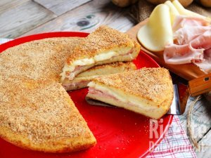 Ricetta Focaccia di patate in padella, con farcitura di prosciutto cotto e mozzarella