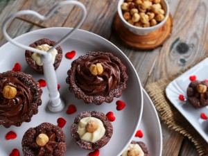 Ricetta Fiorellini alle nocciole ripieni di crema al cioccolato