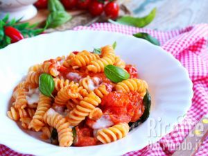 Ricetta Fusilli cremosi con stracchino e datterini