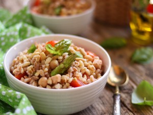 Ricetta Farro con asparagi, tonno e ceci