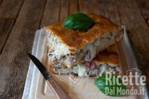 Ricetta Focaccia salsiccia e mozzarella, morbida e gustosa!