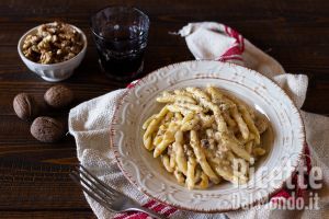 Fusilli con stracchino e noci, delicati e cremosi!