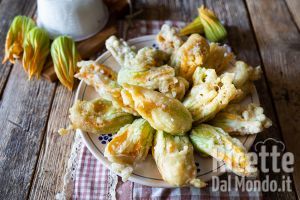 Ricetta Fiori di zucca ripieni fritti, croccanti con cuore filante! La ricetta perfetta.