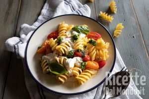 Ricetta Fusilloni con datterini, stracciatella e pesto. Ricetta semplice ed estiva!