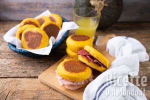 Ricetta Focaccine alla zucca veloci. La ricetta semplice per farle in padella!