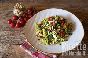 Ricetta Fusilli con pesto di rucola, pomodorini confit e mandorle tostate