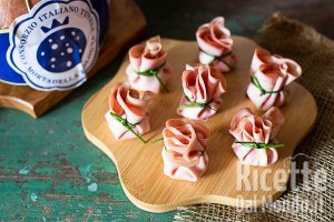 Ricetta Fagottini di mortadella con crema di formaggio e granella di pistacchio