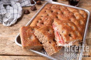 Ricetta Focaccia con farina di castagne morbidissima. La ricetta facile e veloce!