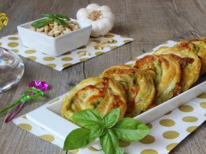 Ricetta Girelle di Sfoglia con Pesto e Provola