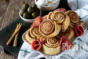 Girelle di pasta sfoglia veloci con salame e philadelphia