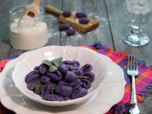 Gnocchi di patate viola con burro e salvia