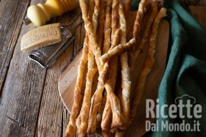 Ricetta Grissini cacio e pepe ritorti, veloci e pronti in 5 minuti!