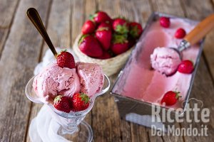 Ricetta Gelato alla fragola senza gelatiera. La ricetta per farlo cremosissimo!