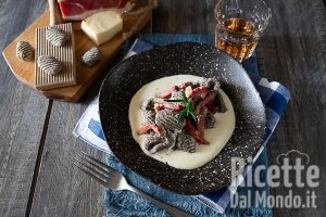 Ricetta Gnocchi di grano saraceno: ricetta con speck croccante e fonduta cremosa