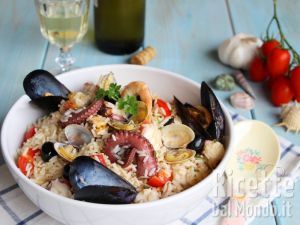 Ricetta Insalata di riso alla marinara, fresca e gustosa. Ricetta per l'estate.