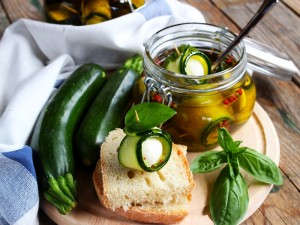 Involtini di zucchine e ciliegine di mozzarella