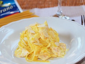 Ricetta Linguine allo Zafferano con Salmone e Mandorle