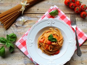 Linguine integrali con salsa rosa