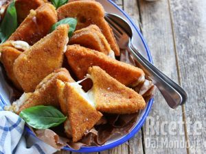 Ricetta Mozzarella in carrozza filante con guscio croccante! Ricetta veloce!