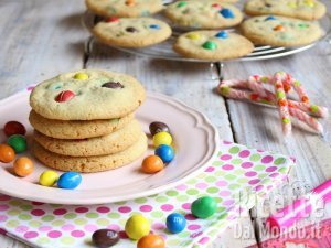 Ricetta M&M's Cookies. La ricetta dei biscotti americani con confetti di cioccolato!