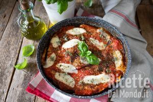 Ricetta Melanzane alla pizzaiola cotte in pentola. La ricetta semplice con mozzarella filante!