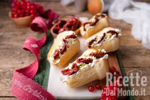 Mini babà salati farciti con crema di robiola e pomodori secchi