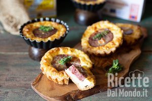 Ricetta Mini quiche di formaggio e cotechino. La ricetta per un finger food veloce!