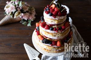 Ricetta Naked cake ai frutti di bosco. La ricetta per una torta all'ultima moda!