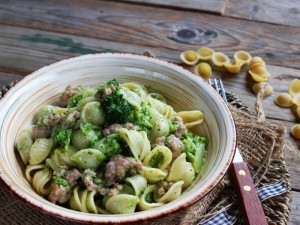 Orecchiette con broccoli e salsiccia