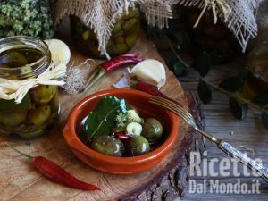 Ricetta Olive sott'olio fatte in casa. Una conserva per l'inverno semplice e genuina