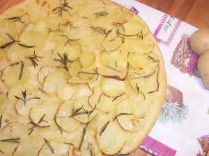 Ricetta Pizza con Patate e Rosmarino