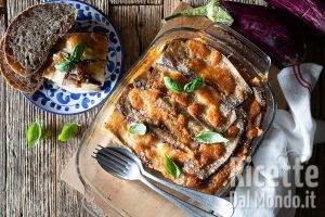 Ricetta Parmigiana di melanzane bianca. Ricetta con prosciutto e mozzarella!