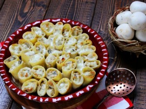 Paccheri ripieni di funghi e salsiccia