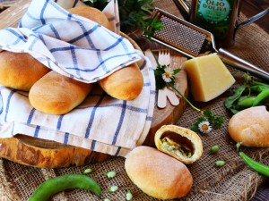 Ricetta Panini ripieni di fave e pecorino
